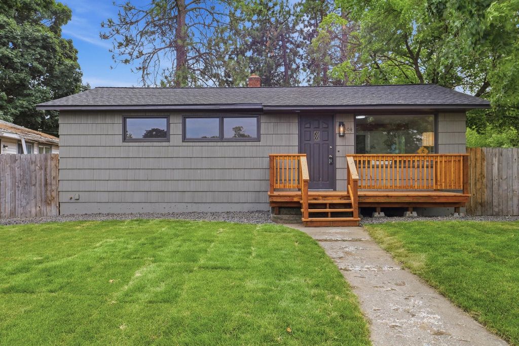 Photo of 304 E Columbia Ave, Spokane, WA 99208 (MLS # 202621015)
