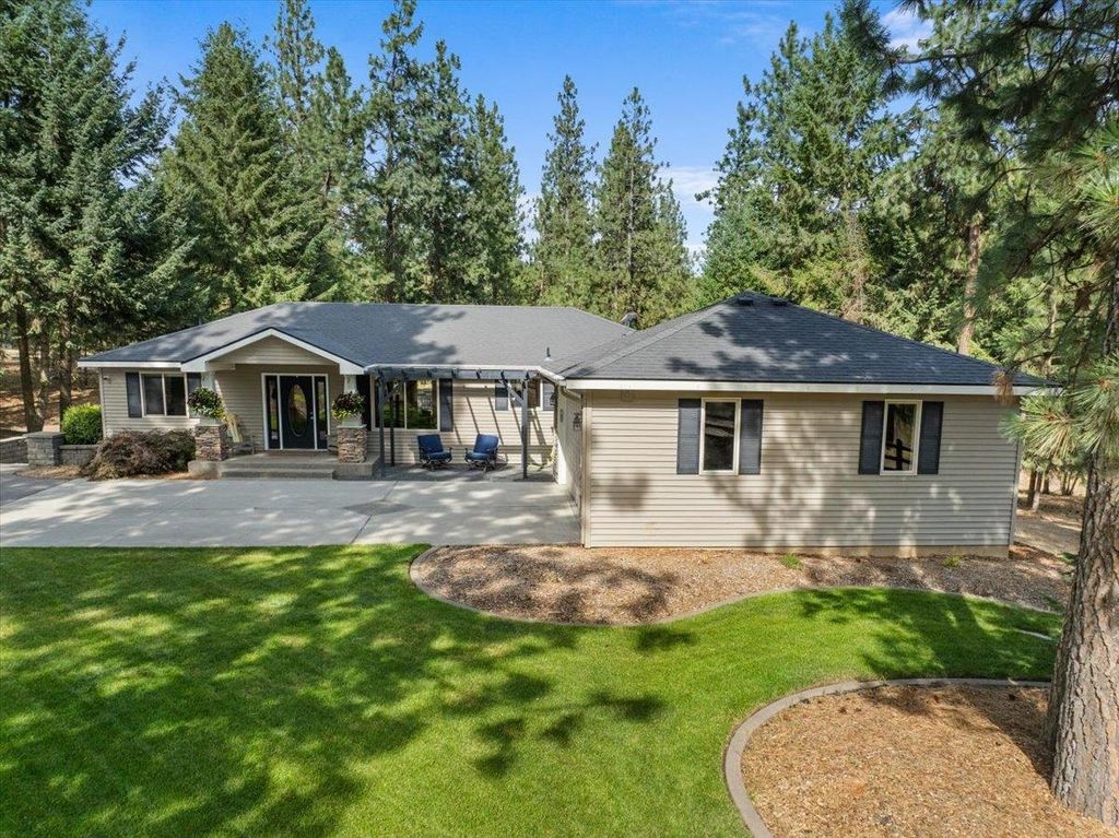 Photo of 6910 N HARVARD Rd, Newman Lake, WA 99025 (MLS # 202615813)
