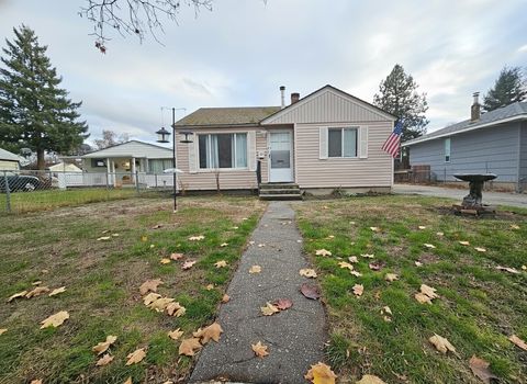 Photo of 1024 E Queen Ave, Spokane, WA 99207 (MLS # 202527147)