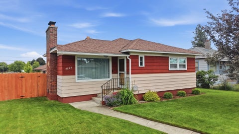 Photo of 4828 N Washington St, Spokane, WA 99205 (MLS # 202618749)