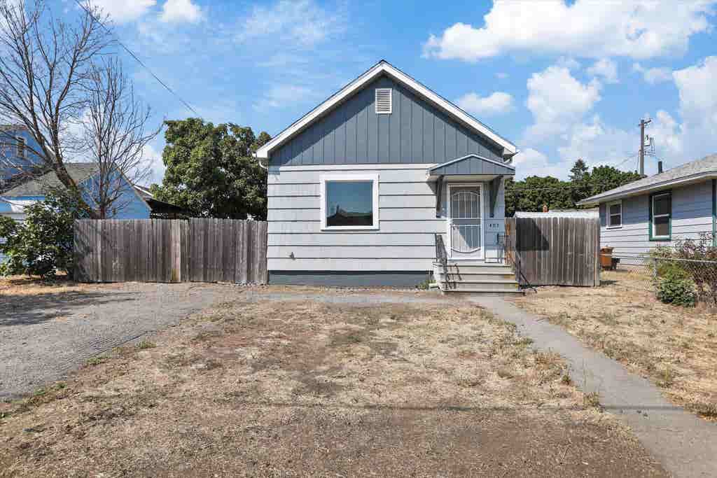 Photo of 407 E Dalton Ave, Spokane, WA 99207 (MLS # 202622886)