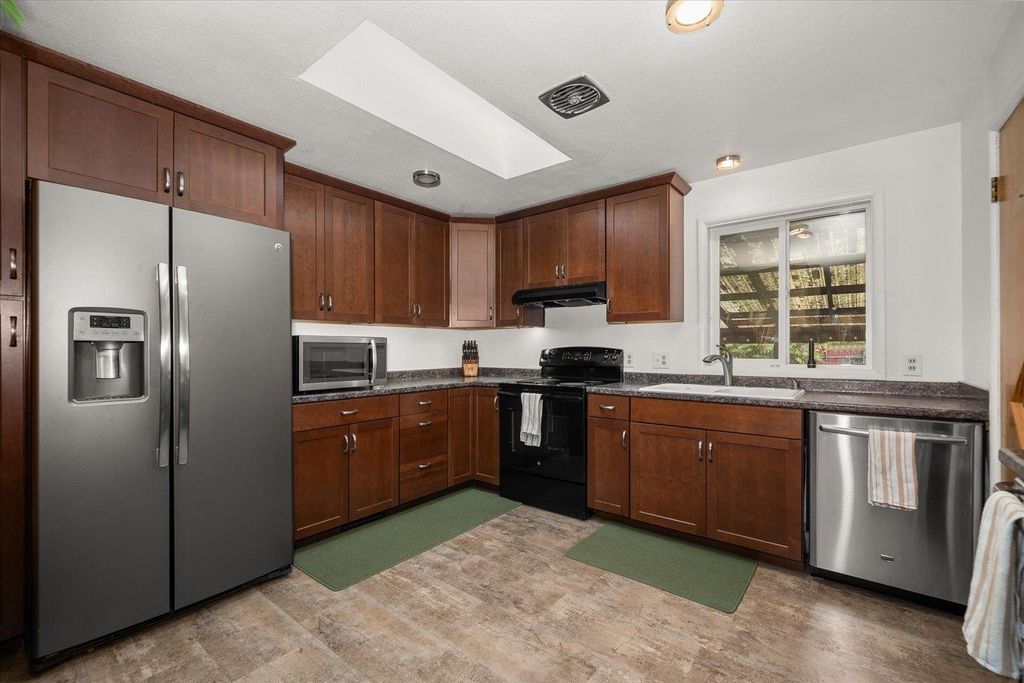 Photo of 519 S Fox Rd, Spokane Valley, WA 99206 (MLS # 202525574)