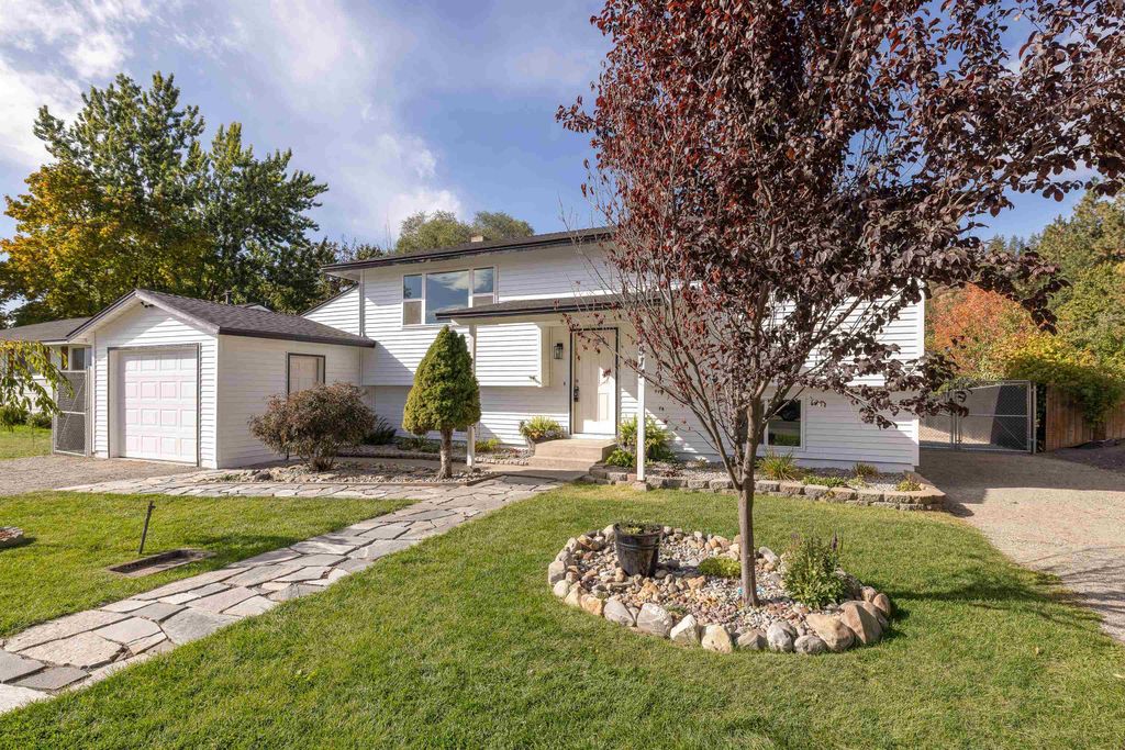 Photo of 7511 N Robin St, Newman Lake, WA 99025 (MLS # 202525426)