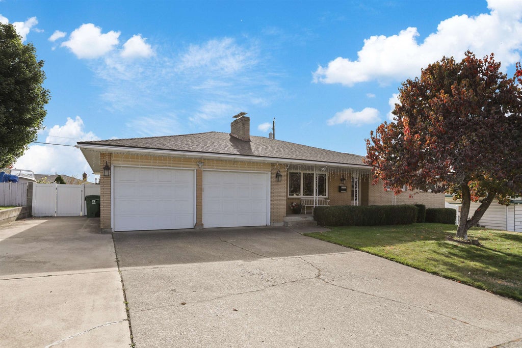 Photo of 2221 W Longfellow Ave, Spokane, WA 99205 (MLS # 202626138)