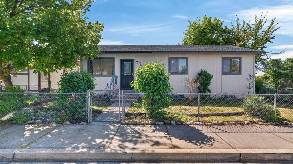 Photo of 5012 E Commerce Ave, Spokane, WA 99206 (MLS # 202616444)