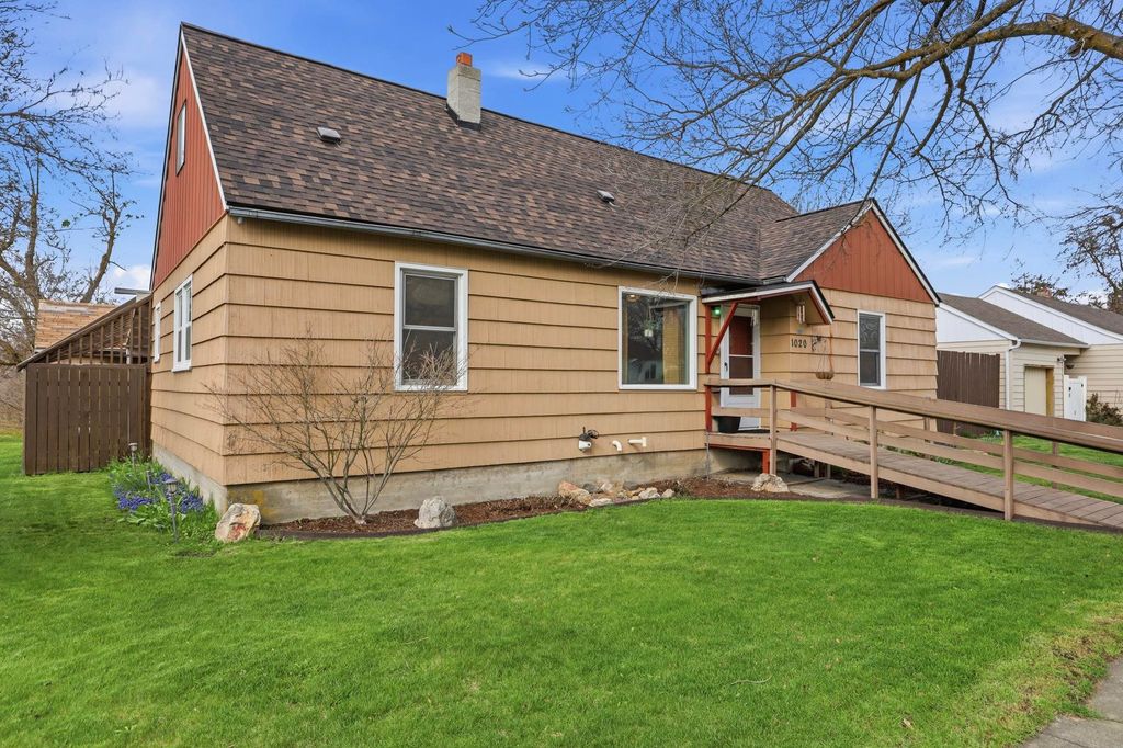 Photo of 1020 Maxwell St, Davenport, WA 99122 (MLS # 202615713)