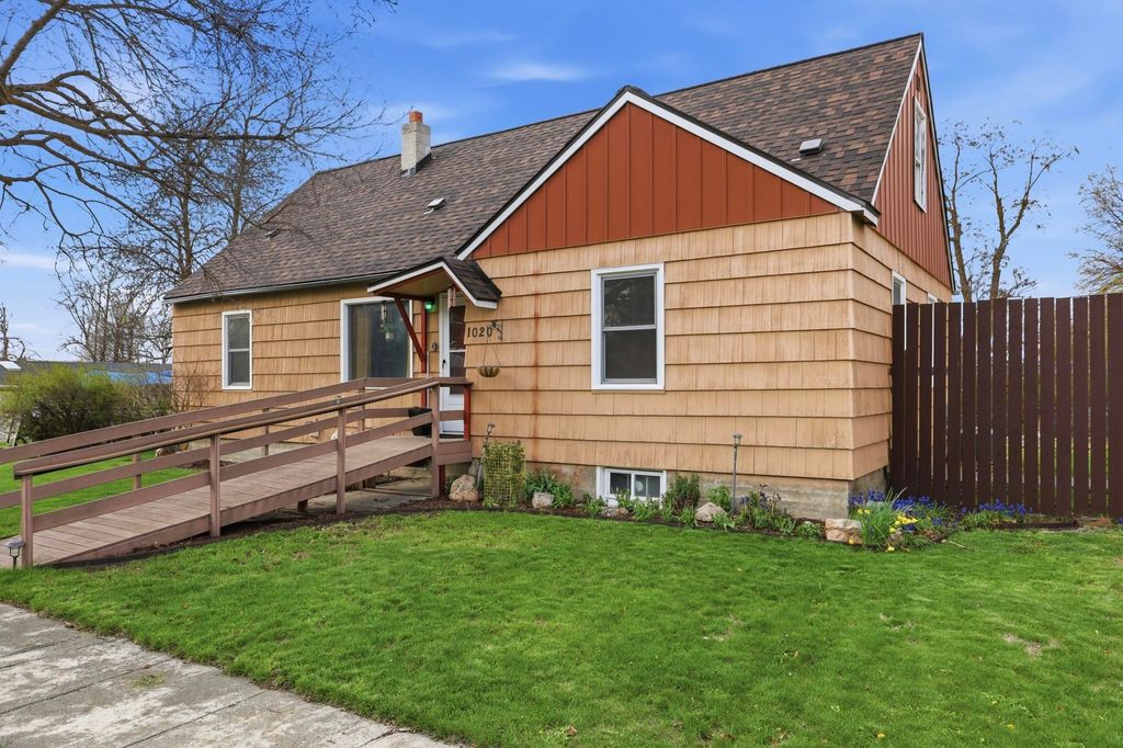 Photo of 1020 Maxwell St, Davenport, WA 99122 (MLS # 202615713)