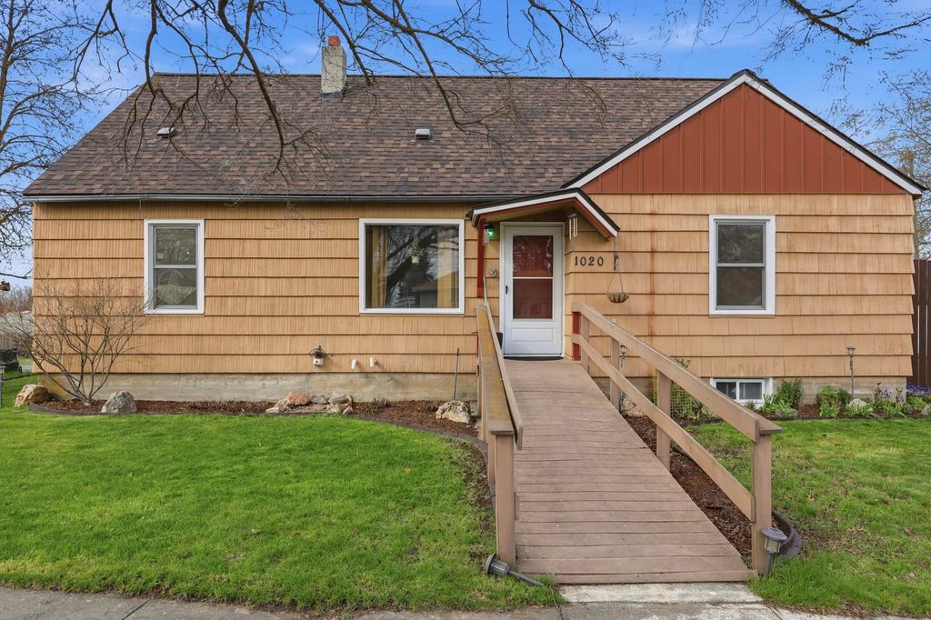 Photo of 1020 Maxwell St, Davenport, WA 99122 (MLS # 202615713)