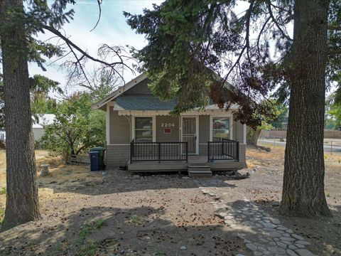 Photo of 2204 E Cataldo Ave, Spokane, WA 99202 (MLS # 202526198)