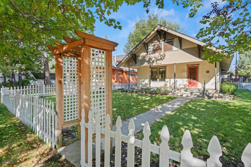 Photo of 206 W Waverly Pl, Spokane, WA 99205 (MLS # 202525538)
