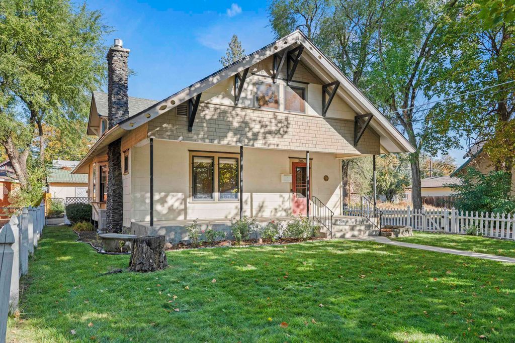 Photo of 206 W Waverly Pl, Spokane, WA 99205 (MLS # 202525538)