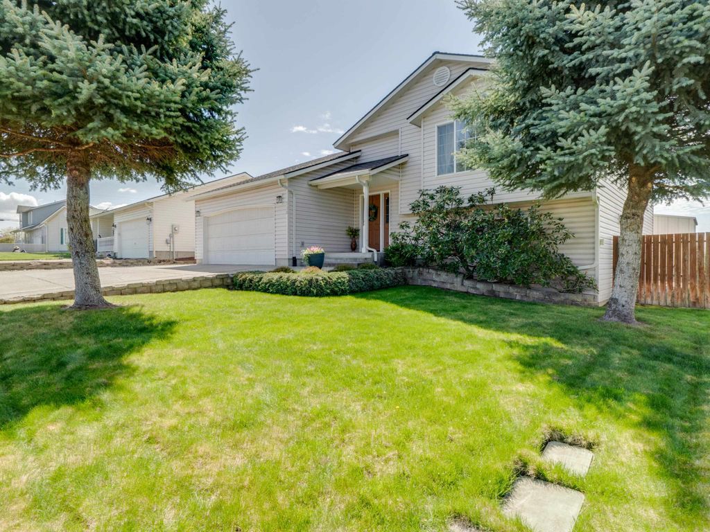 Photo of 730 E Kathy Lee Ave, Medical Lake, WA 99022 (MLS # 202616505)