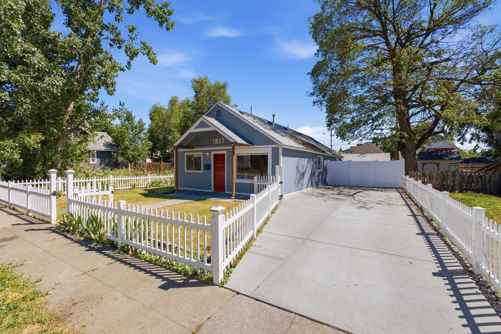 Photo of 1827 W College Ave, Spokane, WA 99201 (MLS # 202619792)