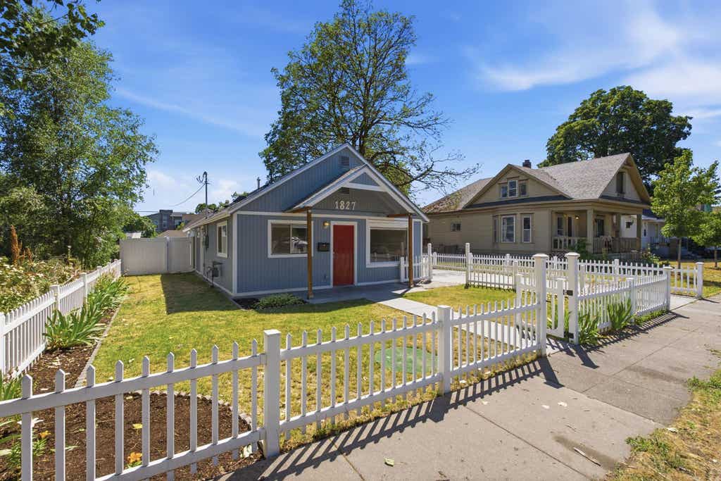 Photo of 1827 W College Ave, Spokane, WA 99201 (MLS # 202619792)