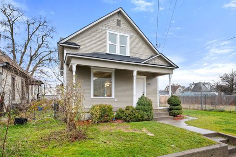 Photo of 2420 N Astor St, Spokane, WA 99207 (MLS # 202527618)