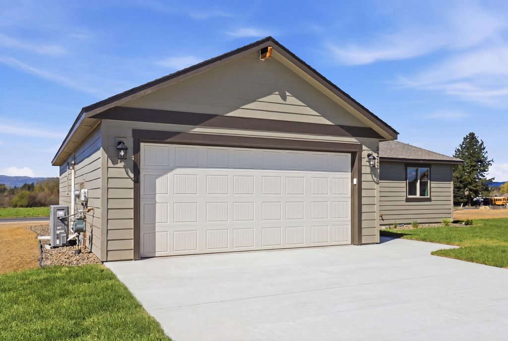 Photo of 1211 N Layton Ave, Deer Park, WA 99006 (MLS # 202616183)