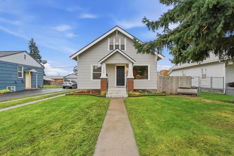 Photo of 1028 E Courtland Ave, Spokane, WA 99207 (MLS # 202526805)