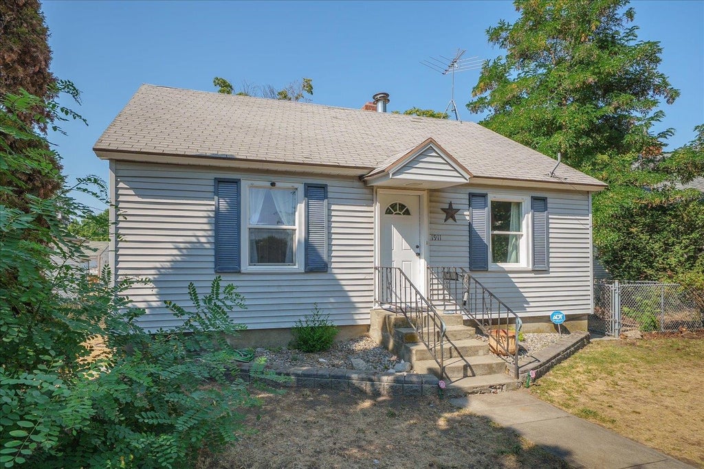 Photo of 1911 E Sharp Ave, Spokane, WA 99202 (MLS # 202622049)