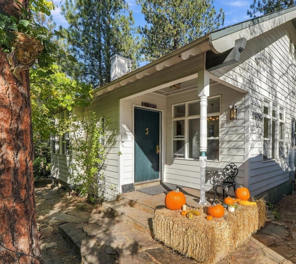 Photo of 1306 S Center Dr, Spokane Valley, WA 99212 (MLS # 202625944)