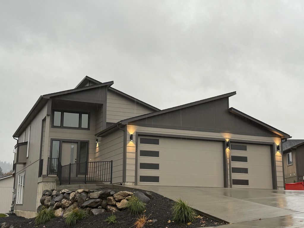 Photo of 3202 S CUSTER Ln, Spokane, WA 99203 (MLS # 202610863)