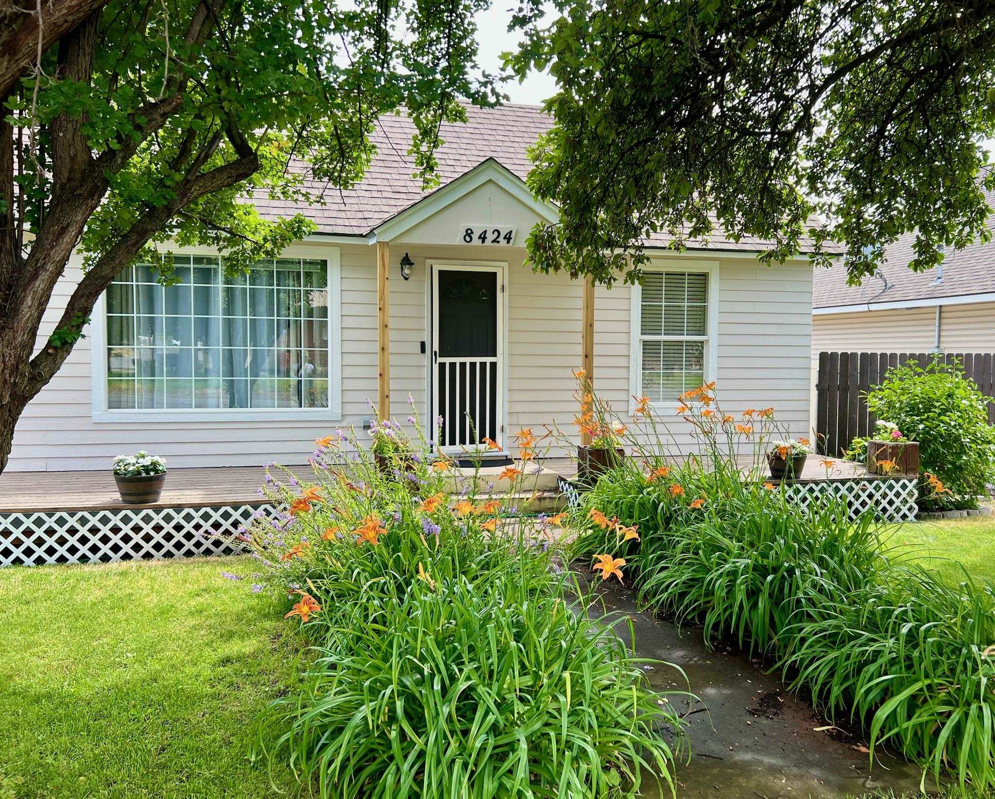 Photo 1 of 17 — 8424 E Valleyway Ave, Spokane Valley, WA 99212