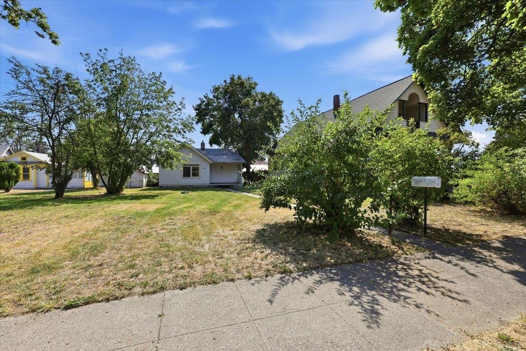 Photo of 1133 W GORDON Ave, Spokane, WA 99205 (MLS # 202623019)