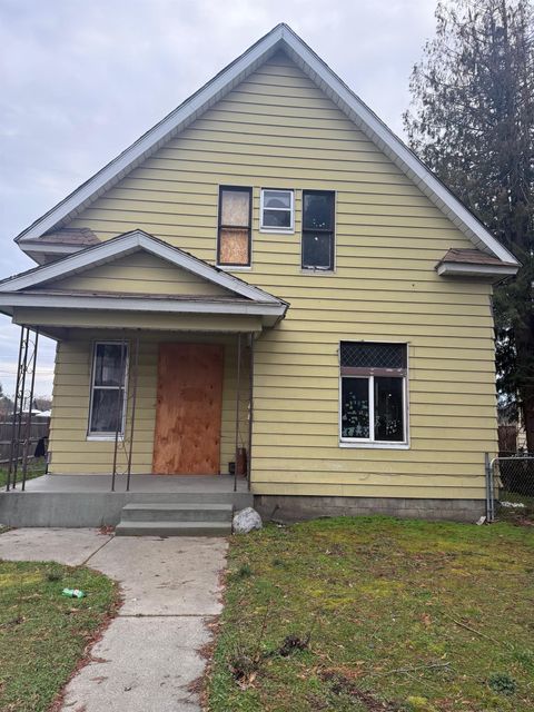 Photo of 944 E Indiana Ave, Spokane, WA 99207 (MLS # 202614029)