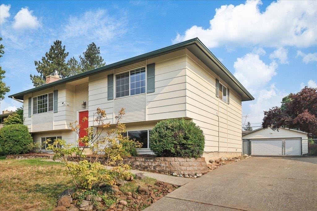 Photo of 1427 E 35th Ave, Spokane, WA 99203 (MLS # 202622302)