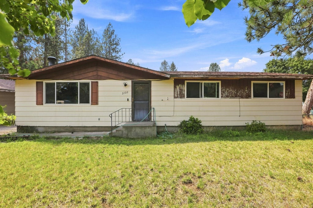 Photo of 3106 S Bowdish Rd, Spokane Valley, WA 99206 (MLS # 202622216)