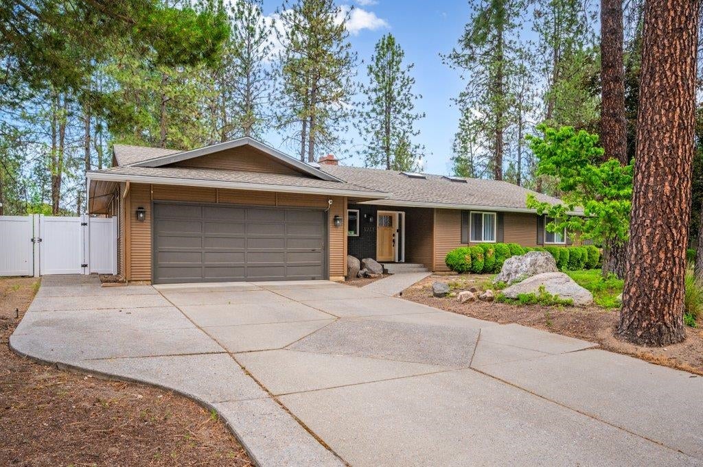 Photo of 924 W Bellwood Dr, Spokane, WA 99218 (MLS # 202619104)