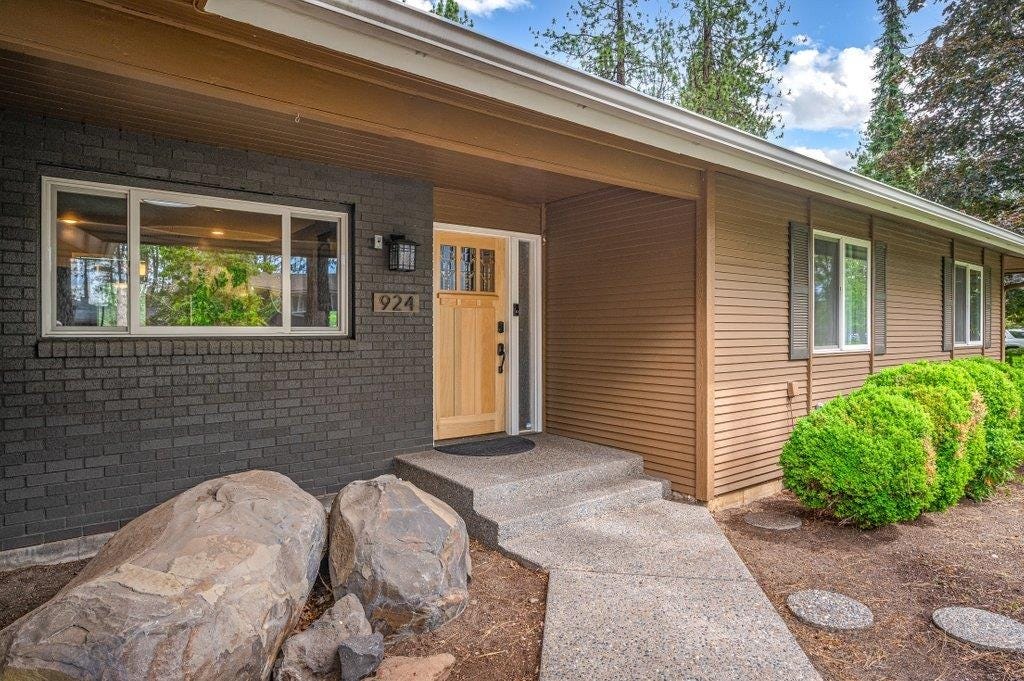 Photo of 924 W Bellwood Dr, Spokane, WA 99218 (MLS # 202619104)