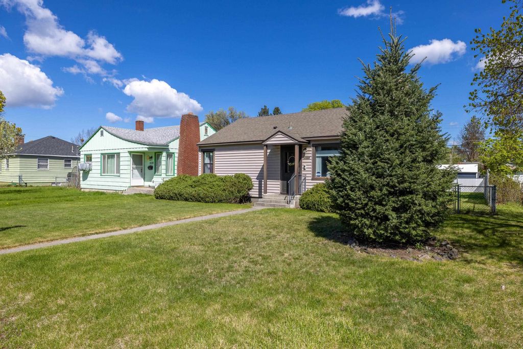 Photo of 2324 W Providence Ave, Spokane, WA 99205 (MLS # 202616195)