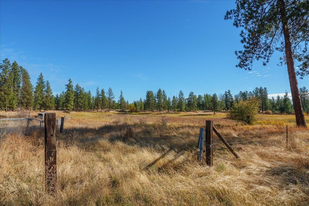Photo of 7022 W Hallett Rd, Spokane, WA 99224 (MLS # 202625889)