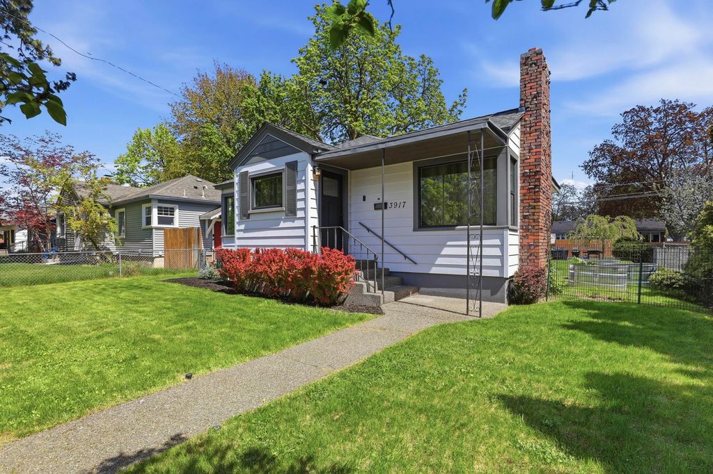 Photo of 3917 S Grand Blvd, Spokane, WA 99203 (MLS # 202616517)