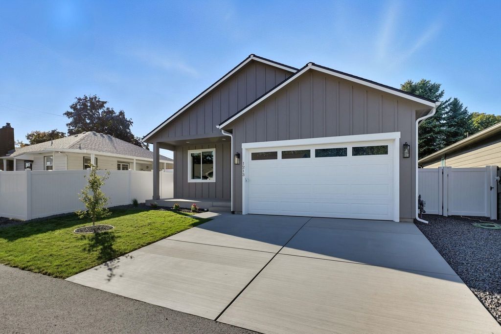 Photo of 1213 N Whipple Ln, Spokane Valley, WA 99206 (MLS # 202525545)