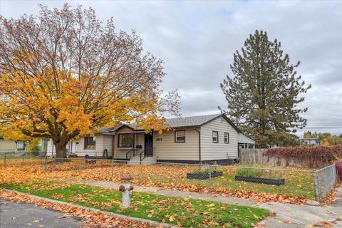 Photo of 2927 E Marshall Ave Ave, Spokane, WA 99207 (MLS # 202526608)