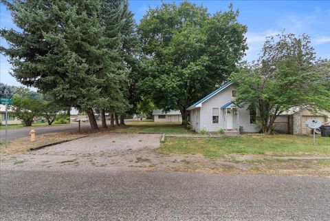 Photo of 208 S VICTORIA St, Chewelah, WA 99109 (MLS # 202610776)