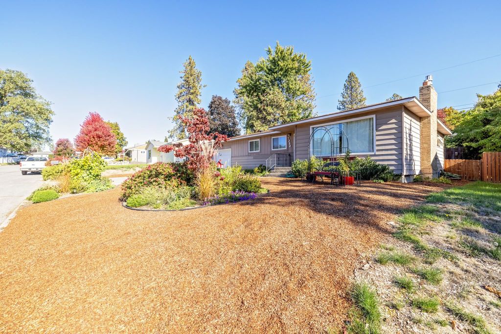 Photo of 7204 N FOX POINT Dr, Spokane, WA 99208 (MLS # 202525594)