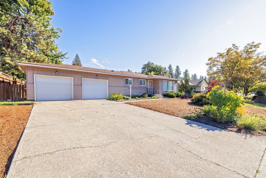 Photo of 7204 N FOX POINT Dr, Spokane, WA 99208 (MLS # 202525594)