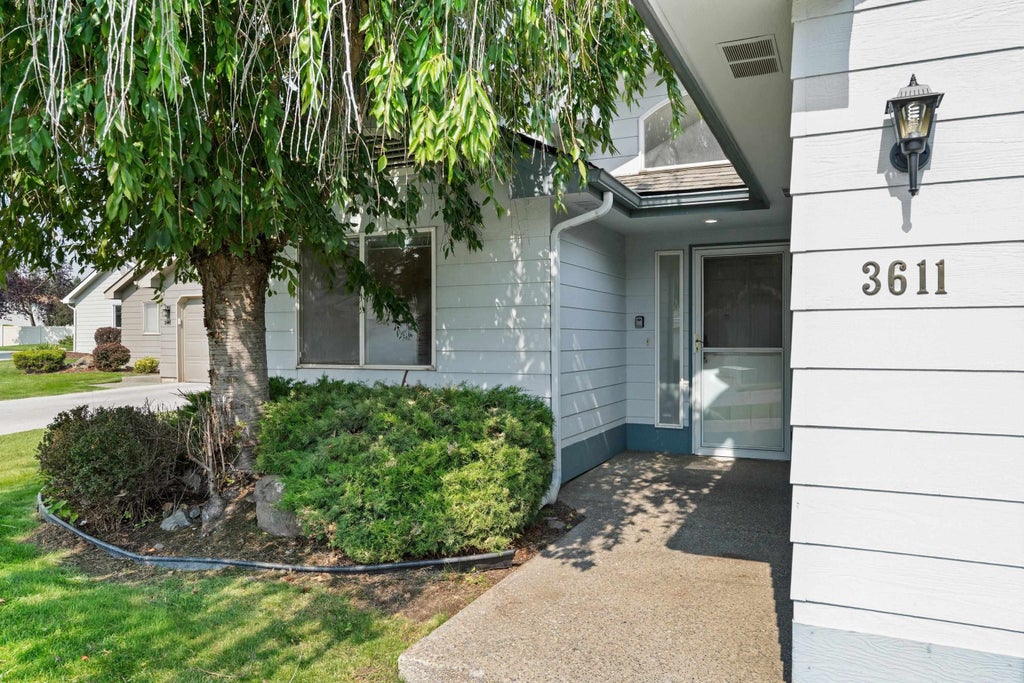 Photo of 3611 E Baycourt Ln, Spokane, WA 99223 (MLS # 202621400)