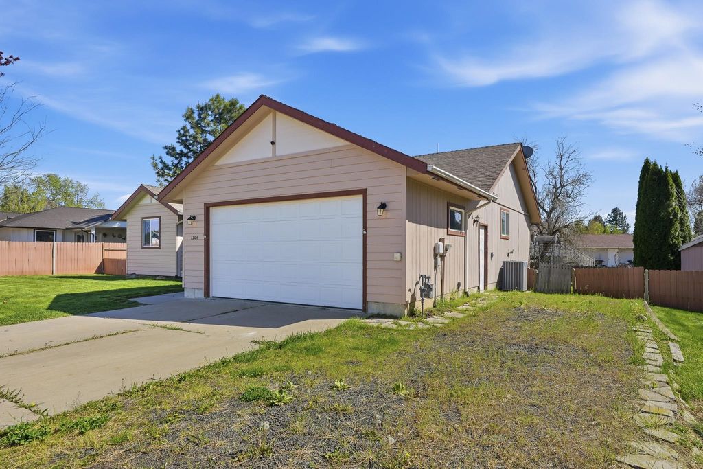 Photo of 1204 E 6th St, Deer Park, WA 99006 (MLS # 202616473)