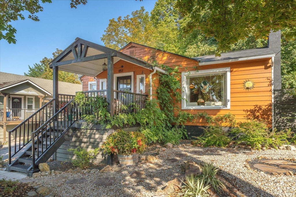 Photo of 851 S Cowley St, Spokane, WA 99202 (MLS # 202624092)