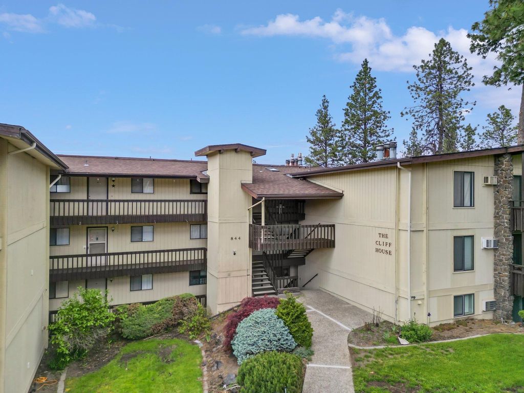 Photo of 844 W Cliff Dr, Spokane, WA 99204 (MLS # 202525438)