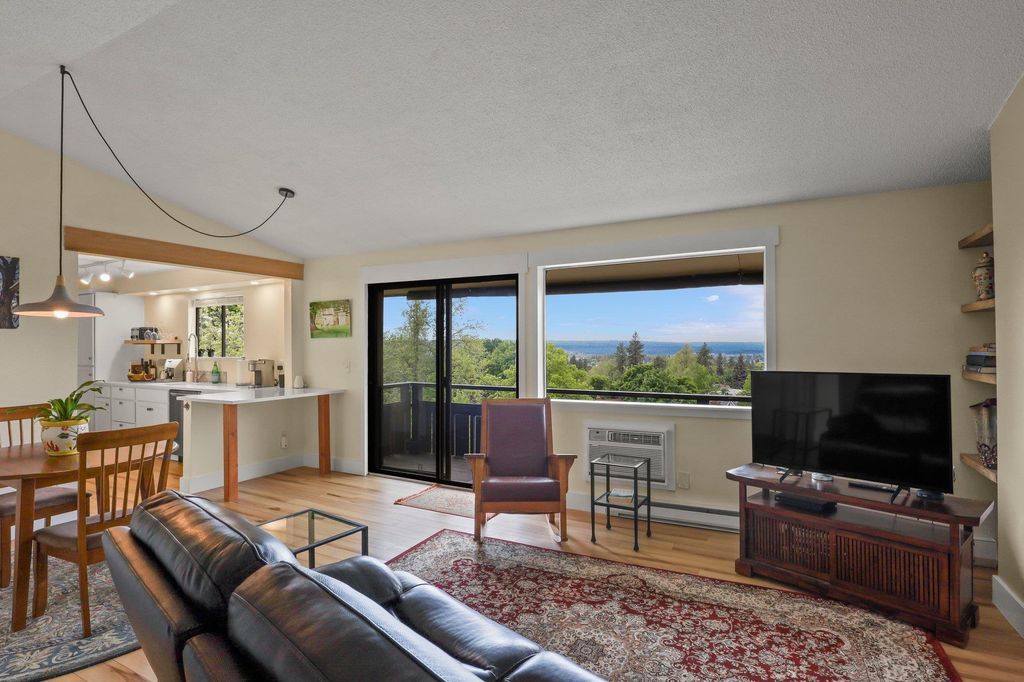 Photo of 844 W Cliff Dr, Spokane, WA 99204 (MLS # 202525438)