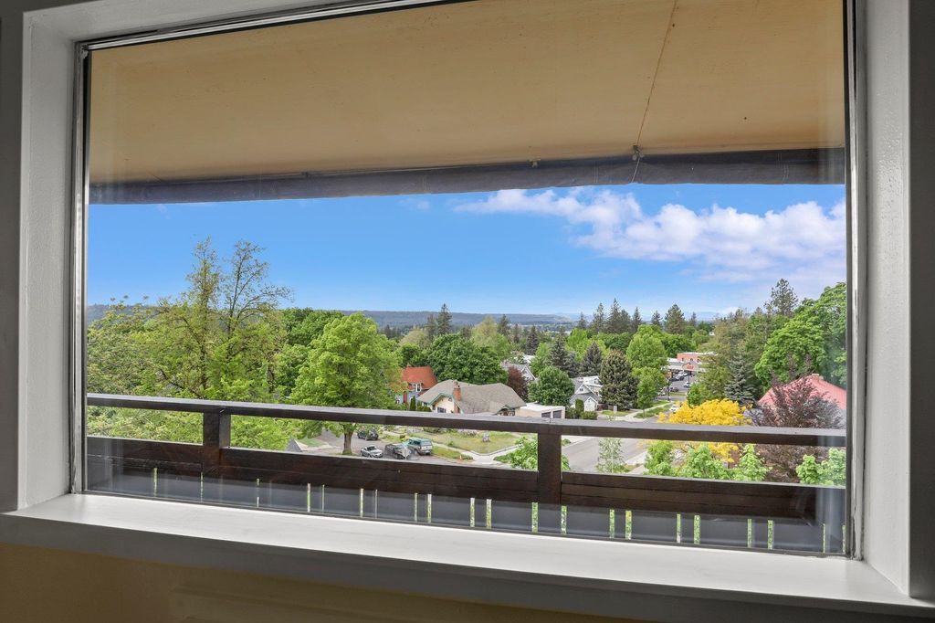 Photo of 844 W Cliff Dr, Spokane, WA 99204 (MLS # 202525438)