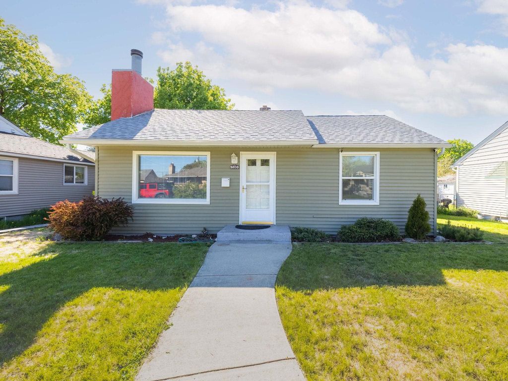 Photo of 5203 N Hawthorne St, Spokane, WA 99205 (MLS # 202616459)