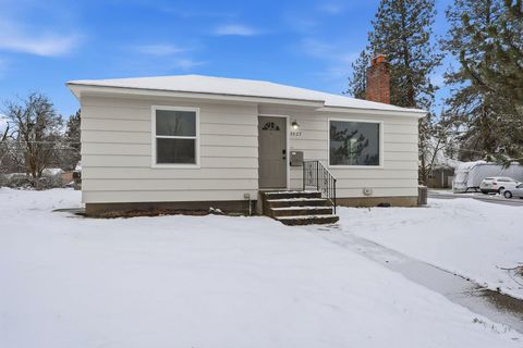 Photo of 3027 W Rowan Ave, Spokane, WA 99205 (MLS # 202527445)