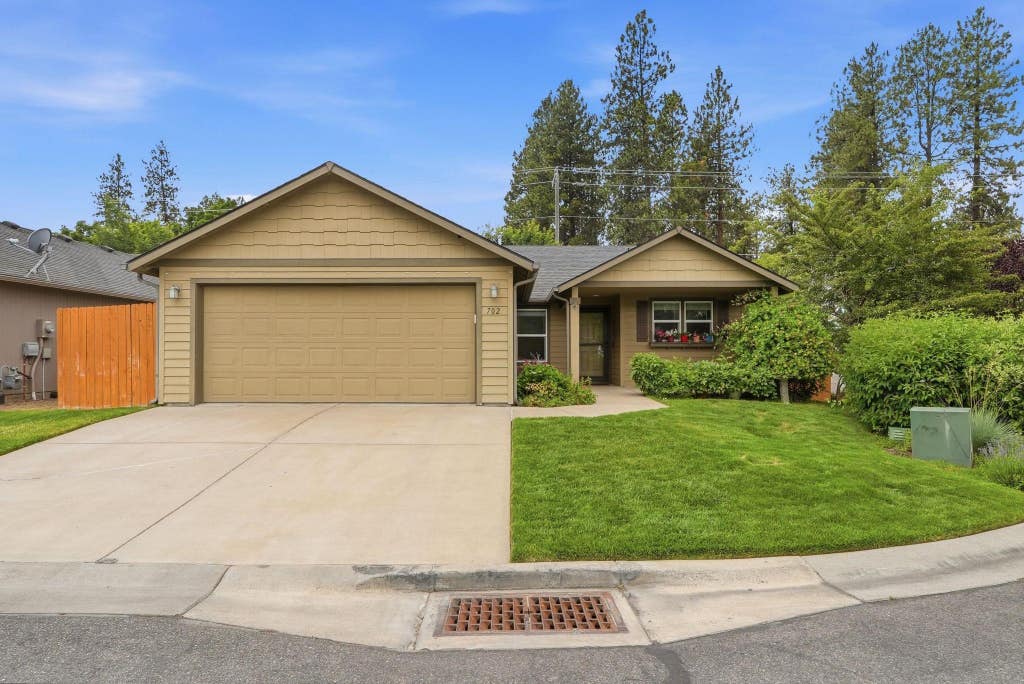 Photo of 702 S Edgerton Ln, Spokane Valley, WA 99212 (MLS # 202620006)