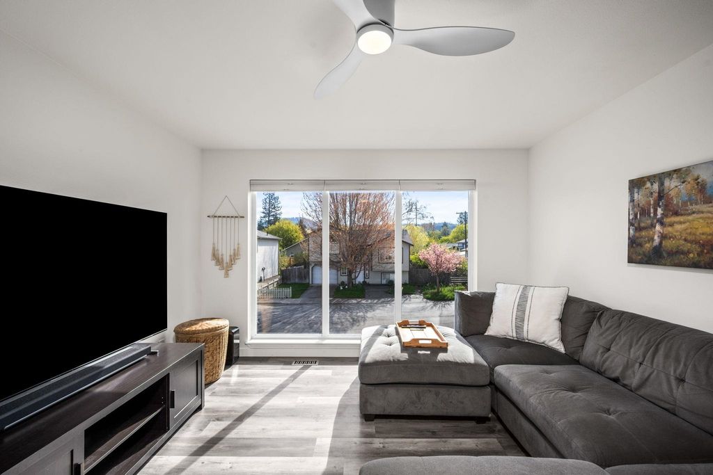 Photo of 3101 N 10th St, Coeur d Alene, ID 83815 (MLS # 202616456)