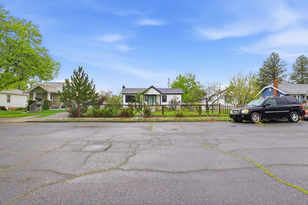 Photo of 4807 N Howard St, Spokane, WA 99205 (MLS # 202616006)
